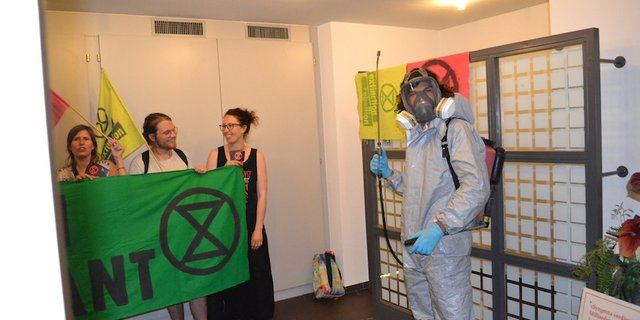 In voller Schutzmontur empfing ein Aktivist der "Extinction Rebellion" die Teilnehmenden der Podiumsdiskussion am Ausgang. (Bild jsc)