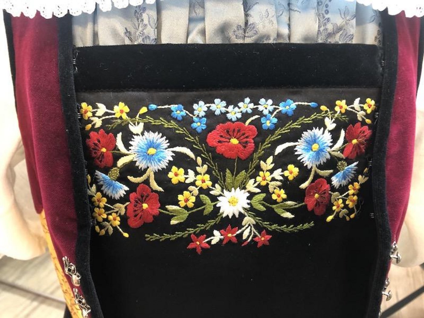 Bestickter Seiden-Latz der Zuger Festtagstracht. (Bilder Esther Thalmann)