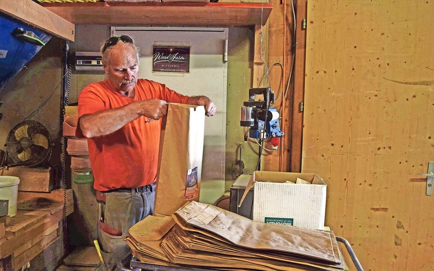 Bei Ammans wir alles selbst gefertigt. Walter Ammann produziert, packt ab und etikettiert in den eigenen Räumlichkeiten.