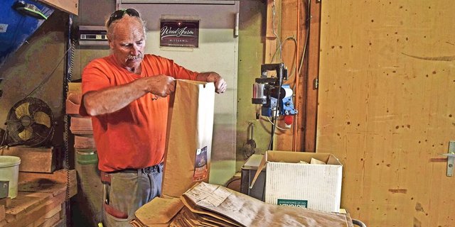 Bei Ammans wir alles selbst gefertigt. Walter Ammann produziert, packt ab und etikettiert in den eigenen Räumlichkeiten.