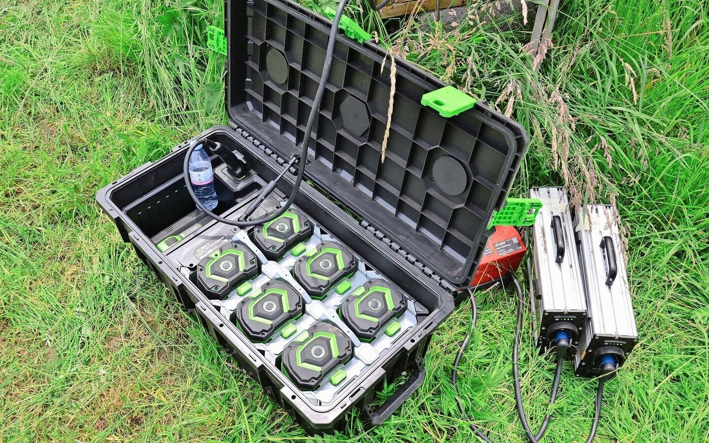 Links der Lade-Koffer für Ego-Akkus, wie sie im Köppl Compact Easy e-Drive verwendet werden und rechts die Akkus des Aebi CC 140e.