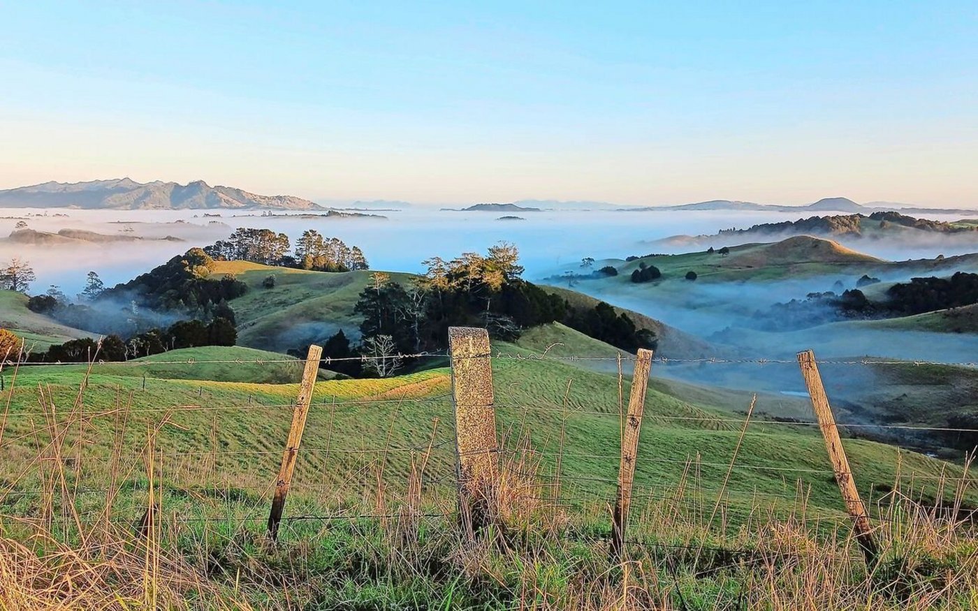 Nebelmeer auf der Südhalbkugel: Ein Anblick zum Innehalten und Geniessen. Die Landschaft erinnert Beni Aeschbach an das Zürcher Weinland oder das Tösstal. 