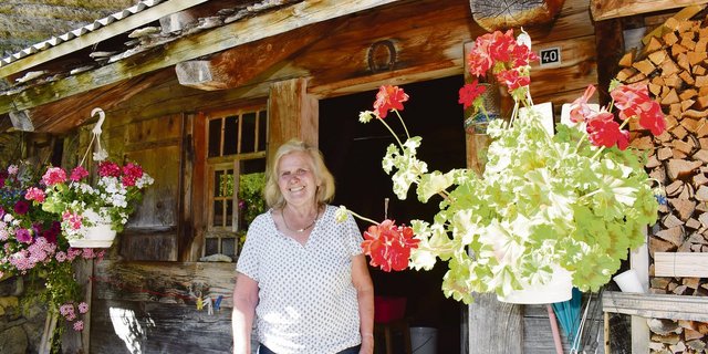 Berti Wandfluh vor dem bescheidenen Häuschen auf der Vorweide der Ueschine. Hierher nimmt sie auch ihre Geranien mit, denn sie liebt Blumen. (Bild Daniela Joder)