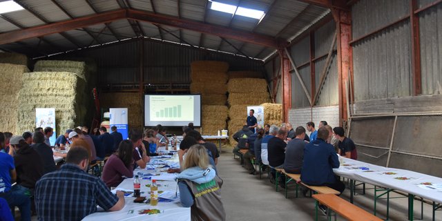 Ein ungewöhnlicher Anblick: Eine Versammlung von vielen Leuten an Landi-Tischen sitzend. Hier in der UHS-Tagung in Derendingen, Solothurn. (Bild sjh)