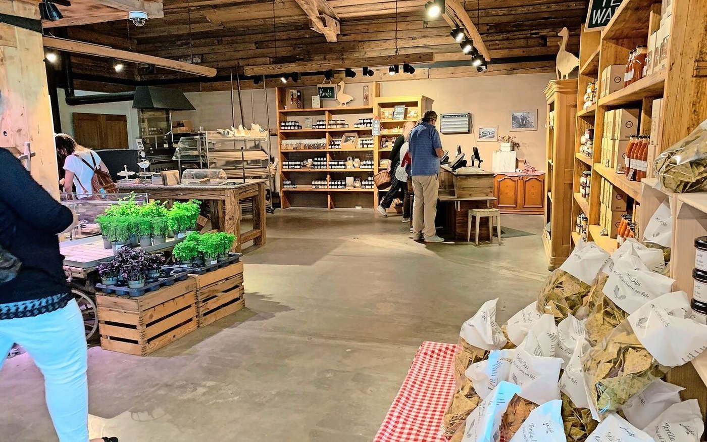 Hofladen auf dem Spargelhof der Jucker Farm AG in Rafz ZH. Sonntags kann hier nur in Selbstbedienung eingekauft werden, das Sortiment ist leicht eingeschränkt. 