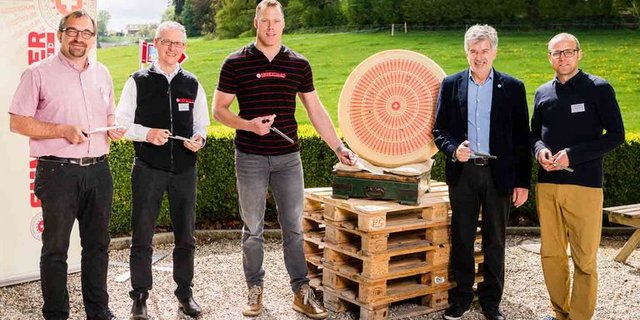 Matthias Sempach (M.), Verwaltungsratspräsident Kurt Nüesch (2. v. r.) sowie das Projektteam beim symbolischen Spatenstich zum Baubeginn der neuen Schaukäserei in Affoltern im Emmental. (Bild PPR/Manuel Lopez)