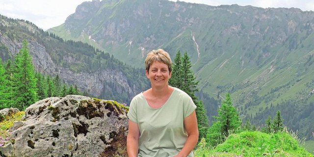 Während des Sommers wechselt Myrtha Fischli zwischen Heimbetrieb und zwei Alpstafeln. Hier auf der Stafel Rautihütten auf 1637 m ü M. 