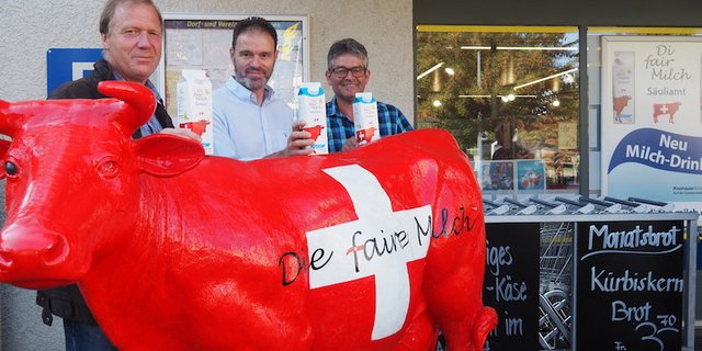 Werner Locher, der Präsident des Vereins Faire Milch (links) und Medienverantwortlicher Martin Haab umrahmen Armin Heller, den Geschäftsführer der Landi Albis. (Bild chw)