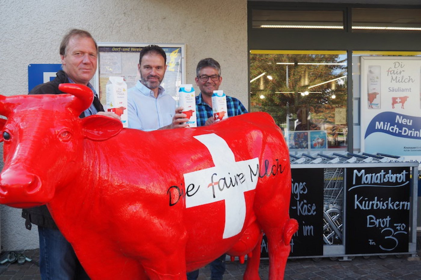 Werner Locher, der Präsident des Vereins Faire Milch (links) und Medienverantwortlicher Martin Haab umrahmen Armin Heller, den Geschäftsführer der Landi Albis. (Bild chw)