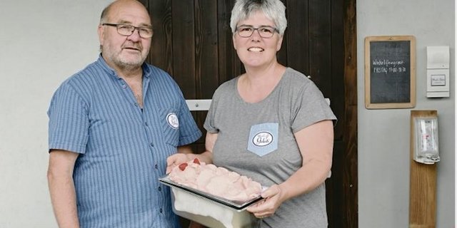 Muck und Ursula Jampen haben sich mit ihrer eigenen Gelateria einen Traum erfüllt, der auf viel Nachfrage trifft. (Bild aw)