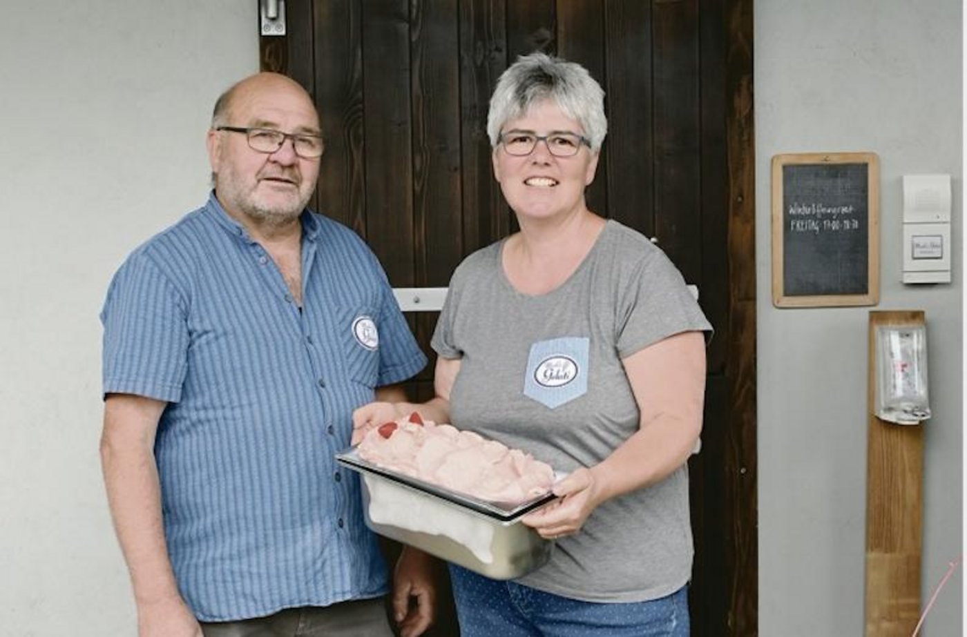 Muck und Ursula Jampen haben sich mit ihrer eigenen Gelateria einen Traum erfüllt, der auf viel Nachfrage trifft. (Bild aw)