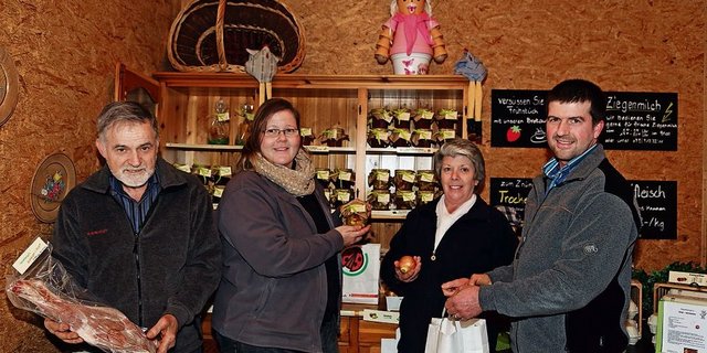Produkte vom eigenen Hof oder aus der Nachbarschaft präsentieren Niederbergers in ihrem Hofladen. (V.l.n.r): Otti, Pia, Theres und Philipp Niederberger. (Bild: Erika Rebsamen)