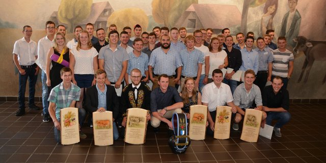 Die 43 frisch diplomierten Landwirtinnen und Landwirte freuen sich über ihren Abschluss. (Bilder js)