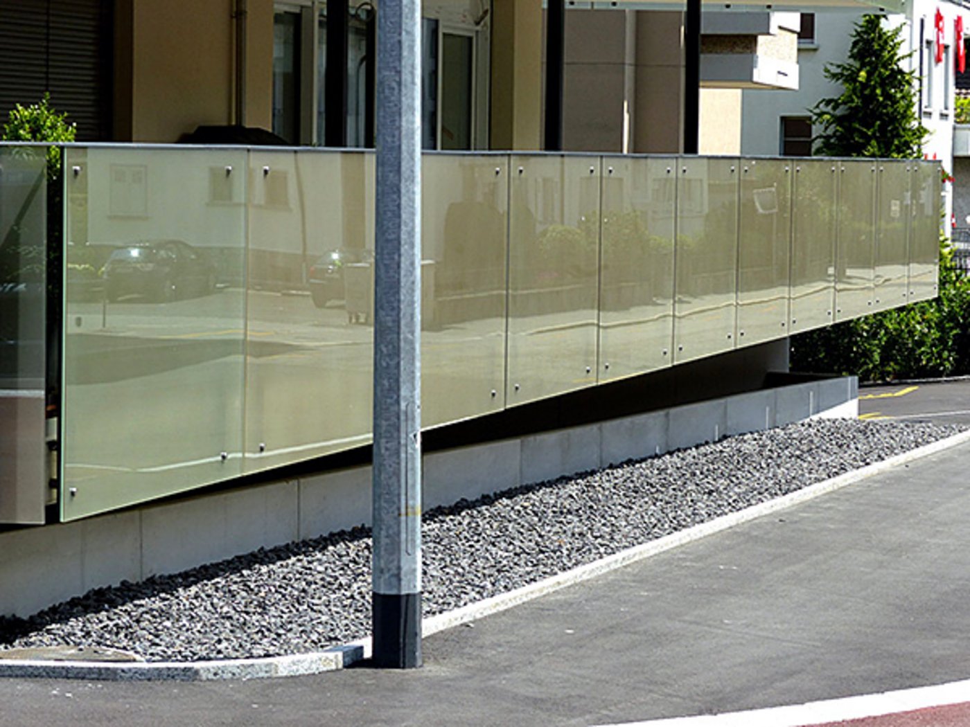 Nach einigen Jahren kommen laut Landschaftsschutz Schweiz Herbizide gegen Unkraut in Schottergärten zum Einsatz. (Bild Hauenstein-rafz)