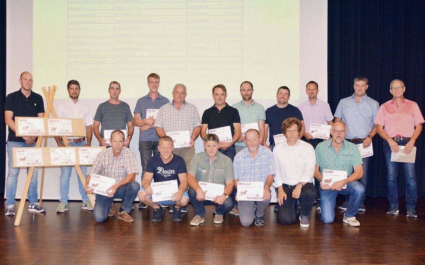 Die von Swissherdbook anlässlich der Luzerner Delegiertenversammlung in Wolhusen geehrten 100 000er-Züchter. Darunter auch Präsident Ludwig Grüter (vorne, 3. v. l.)