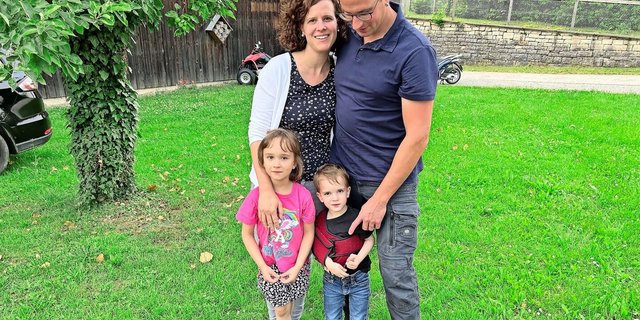Die Pächterfamilie Sonja und Andreas Rohner mit ihren Kindern Selina und Luca bewirtschaften den Gutshof Paradies in Schlatt.