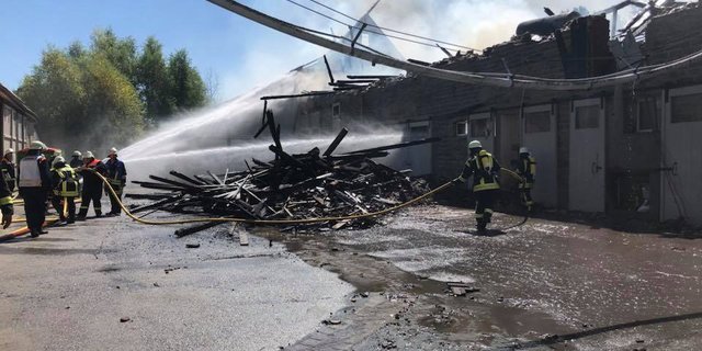 Das Feuer ist auf einem Bauernhofgelände ausgebrochen. (Bilder Feuerwehr Dörentrup) 