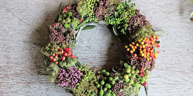 Jetzt im Spätsommer kann der Kranz mit Blüten und Früchten bestückt werden. Das lässt 