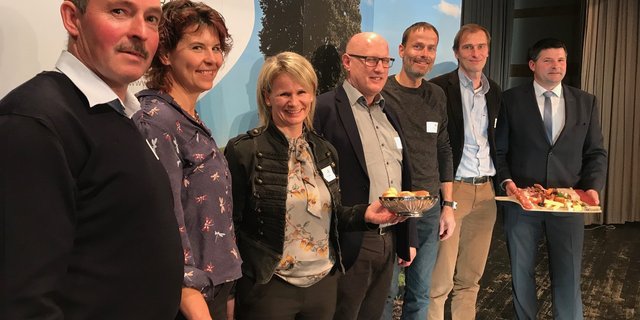 Die Referentinnen und Referenten am Podium Berner Landwirtschaft (v.l.): Jürg Iseli, Renate Baumann, Astrid Weber, Fritz Rothen, Adrian Aebi, Stefan Kohler und der Berner Bauernpräsident Hansjörg Rüegsegger. (Bild akr)