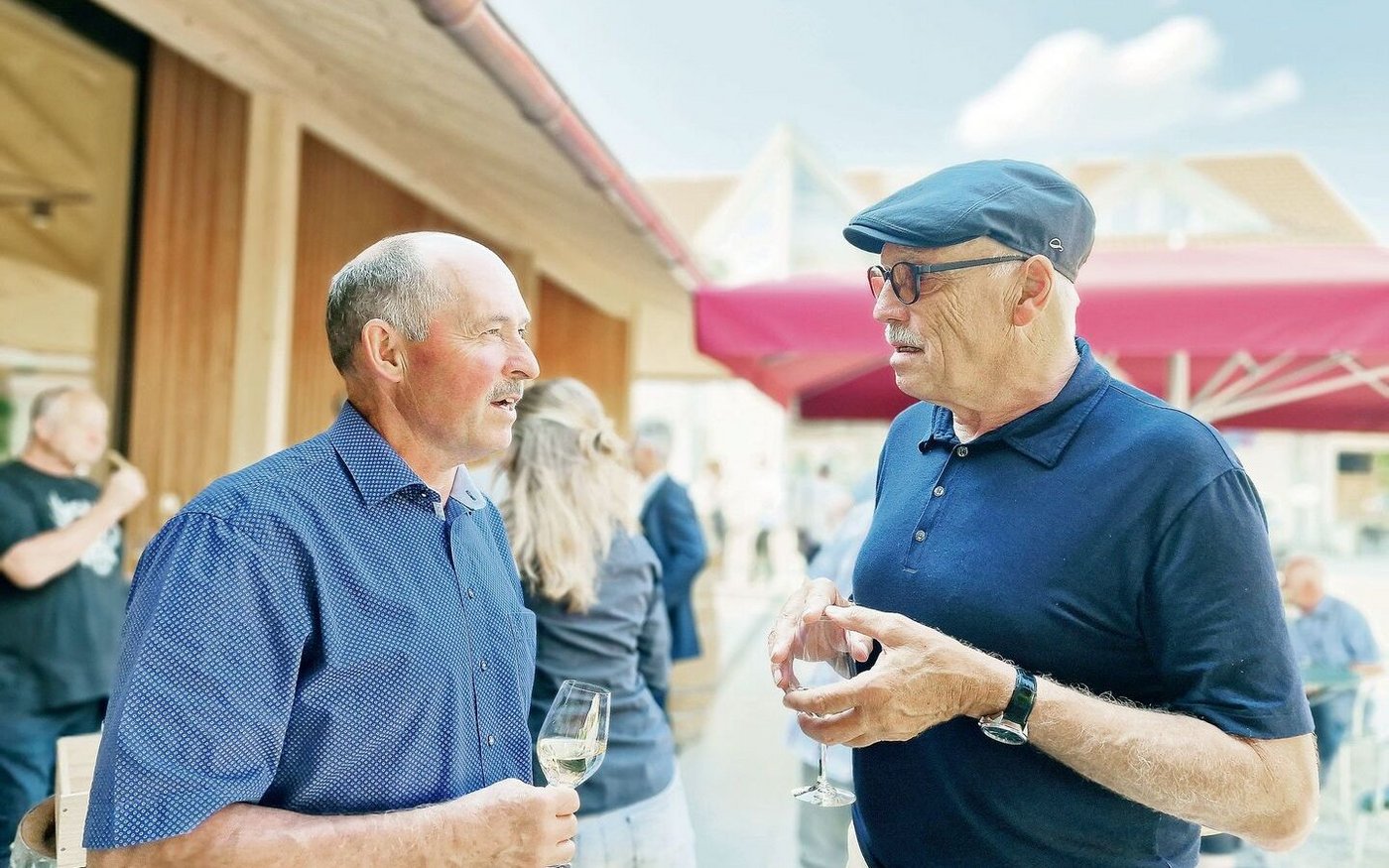 Zum Feiern von Erfolgen gehört auch immer Netzwerken dazu: der neue höchste Berner Bauer Jürg Iseli (links) im Gespräch mit Franz Schwegler, Präsident Trägerverein Cheese-Festival.  