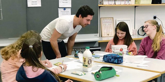 Simon Birrer aus Laupersdorf SO ist gelernter Landwirt und studiert an der HAFL Agronomie. Daneben bringt er im Auftrag von Agro-Image jungen Erwachsenen die Landwirtschaft näher und engagiert sich seit diesem Frühling auch im Vorstand.(Bild zVg)