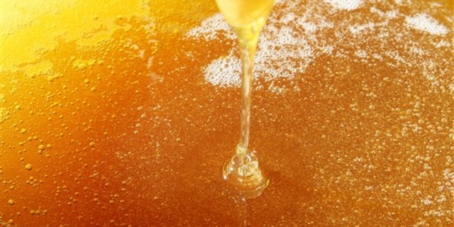 Der diesjährige Honig aus dem Oberwallis ist qualitativ gut, aber der Wassergehalt ist etwas höher als auch schon. (Bild Maja Dumat/pixelio.de)