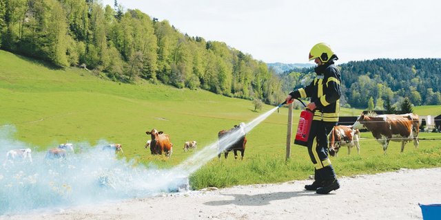 Thomas Kilchenmann demonstriert den Löschversuch einer Lithium-Batterie, simuliert durch brennendes Magnesium-Aluminium. Der Schaumfeuerlöscher ist machtlos.(Bild Andrea Gysin)