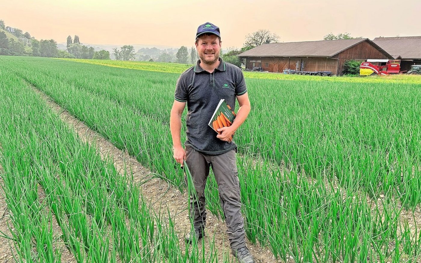 Agroline-Berater Lorenz Büchel stand an der Flurbegehung im Zwiebelfeld von Andreas Rohner und ging auf Krankheiten und Schädlinge ein.