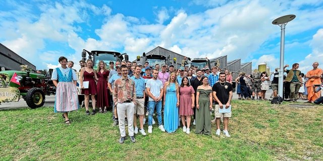Die weitaus grösste Gruppe waren die frisch gekürten Landwirte EFZ mit Zweitausbildung. In der ersten Reihe (Mitte) Naomi Volkart mit Ballkleid, die mit ihrem Pferd die Traktorparade anführte. 