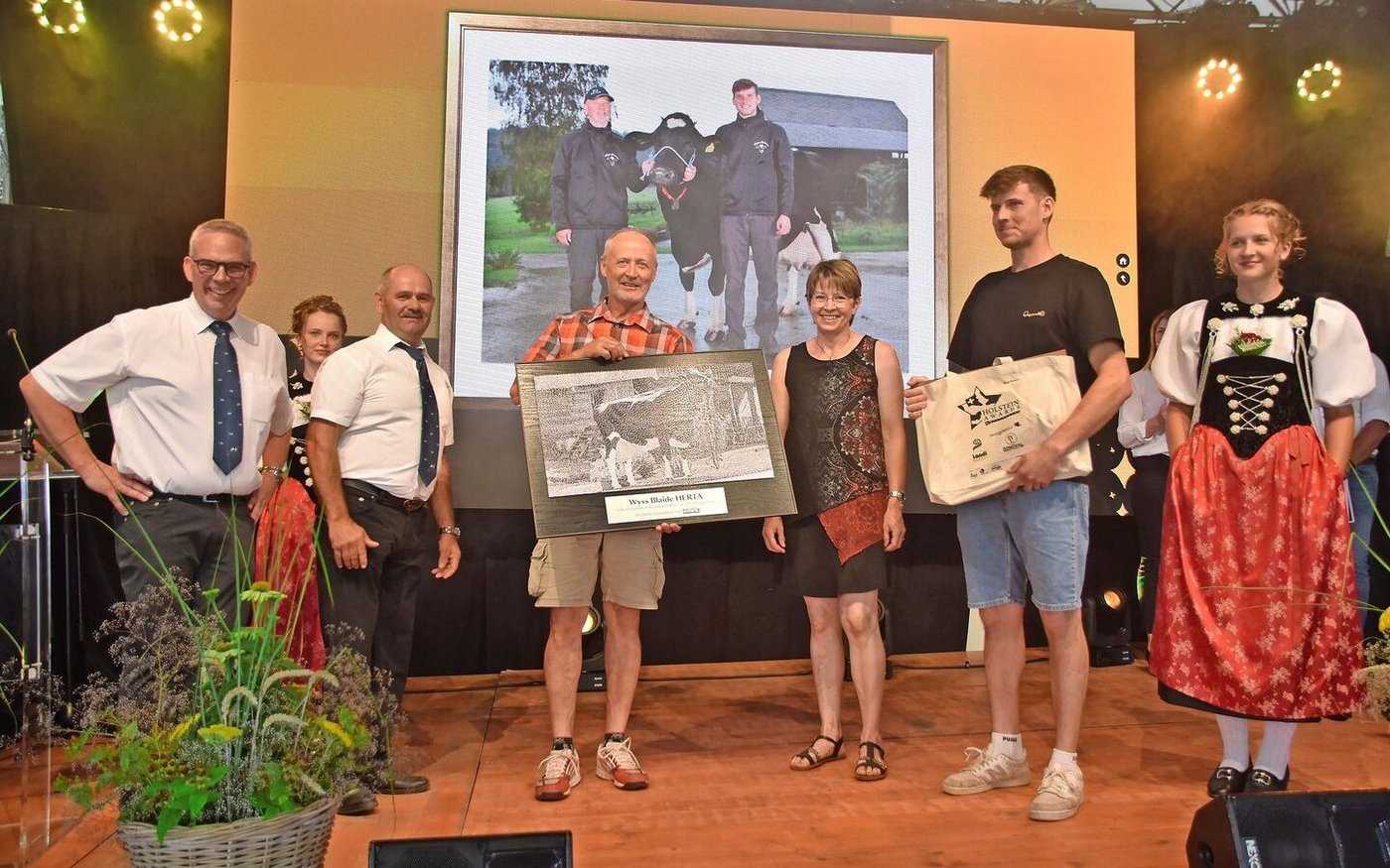 Die Familie Markus Wyss aus Grasswil BE wurde für ihre Kuh Wyss Blaide Herta geehrt. Herta erreichte mit der Juli-Milchwägung die magische Milchgrenze von unglaublichen, 205 289 kg.