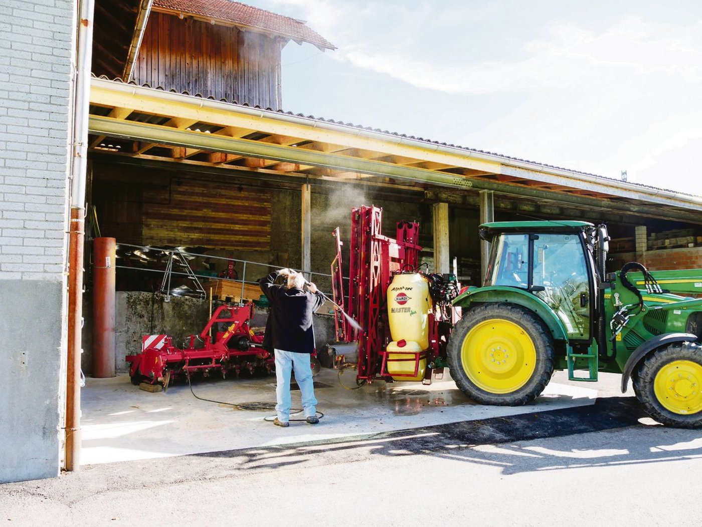 Feldspritzen dürfen nur auf vorgeschriebenen Waschplätzen gereinigt werden. (Bild BauZ)