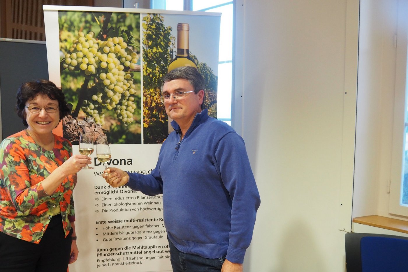  Agroscope-Chefin Eva Reinhard stösst mit Jean-Laurent Spring auf die neue, krankheitsresistente  Rebsorte Divona an. Spring ist bei Agroscope Leiter der Forschungsgruppe Weinbau. (Bild chw) 