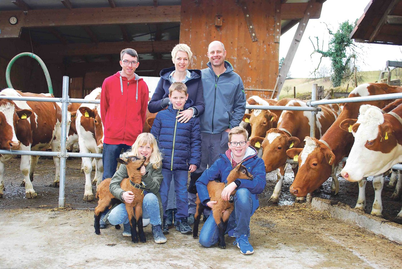 Das Betriebsleiterehepaar Monika und Ruedi Burgherr mit den Kindern Noah, Aliya, Micha und dem Lehrling Danny (links). (Bild Peter Fankhauser)