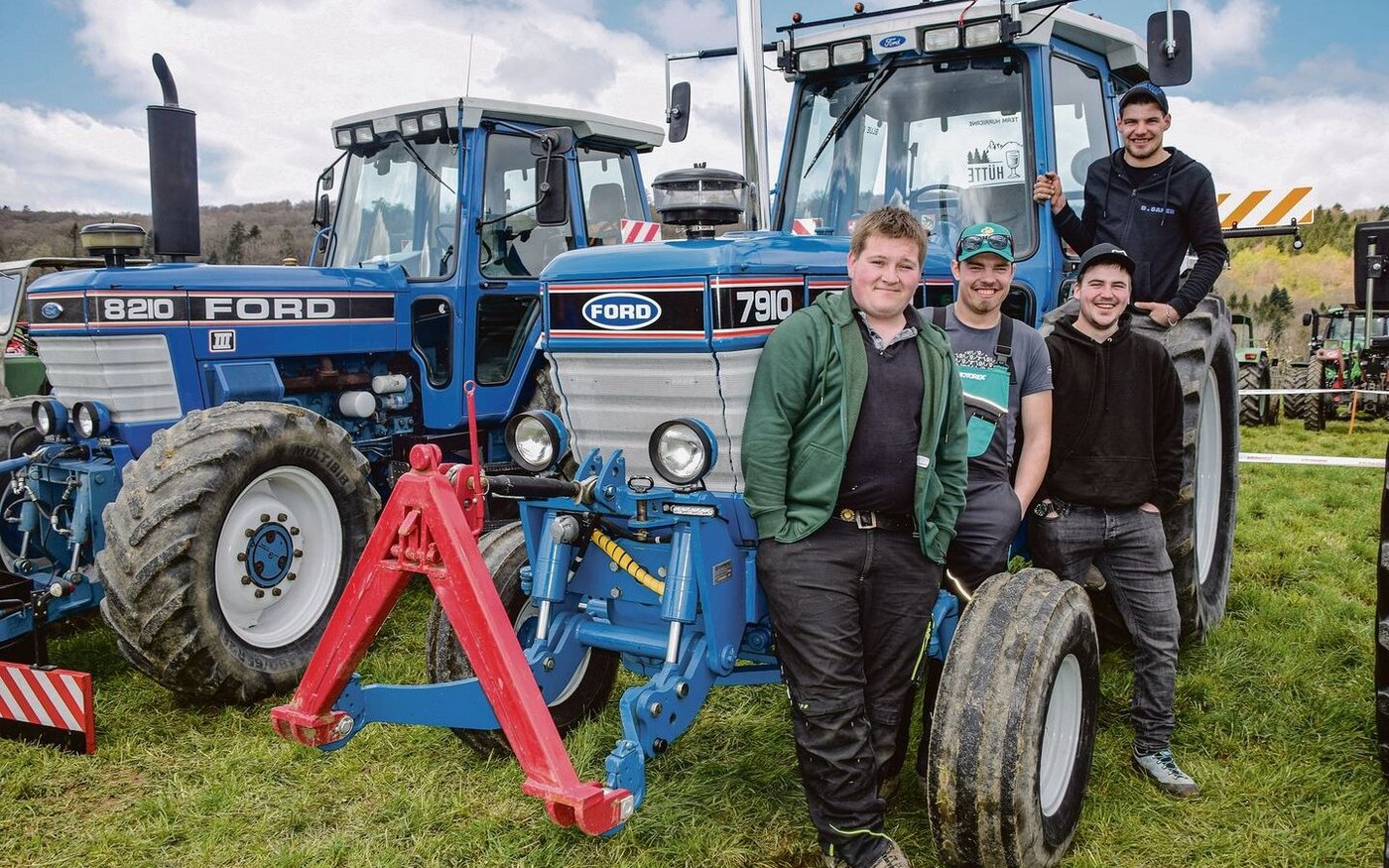 Beat Bürki (hinten) aus Bleiken BE ist mit seinem Ford 7910 mit Jahrgang 1987 angereist. Unterstützt wird er dabei von seinen Freunden Beat Gasser, Daniel Stauffer und Lukas Krähenbühl.  