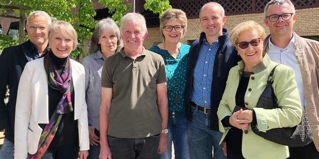 Von links nach rechts: Stiftungsrat Balz Käppeli, Stiftungsrätin Caroline Somma, Pächterin Margrith Bernet, Pächter Josef Bernet, Pächterin Bettina Nussbaumer, Pächter Andreas Nussbaumer, Stiftungsrätin Ursula Burger, Stiftungsratspräsident Rolf Thumm. (Bild zVg)