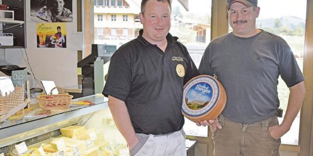 Markus Aegerter (links) und Andreas Neuenschwander verkaufen Schangnauer Käse und auch ein wenig Emotionen und Geschichten aus dem Tal. (Bild dj)