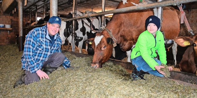 René Durand mit Sohn Dominic. Für den Züchter ist die Fütterung der Schlüssel für langlebige Kühe. Bisher hat er in seinem Stall elf 100 000er-Kühe hervorgebracht. 