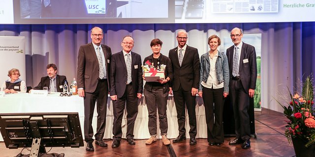 Schreibt nicht nur über Landwirtschaft, sondern packt selber mit an: Preisträgerin Bettina Dyttrich (mit Geschenkkorb). (sbv)