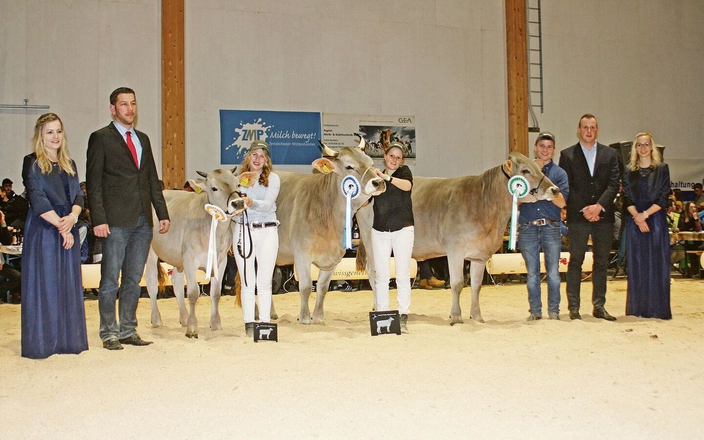 Das Podest beim Original Braunvieh mit der Siegerin Wendel Werda von Rafael Stalder in der Mitte.
