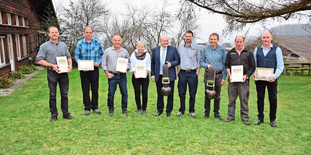 Ernst Wandfluh (Mitte) mit dem neuen Präsidenten Hans Kohler (4. v. r.) und Erich von Siebenthal (3. v. r.) mit den geehrten Älplerinnen und Älplern und den ausgezeichneten Alpbewirtschaftern.