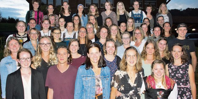 Diese strahlenden Nachwuchs-Bäuerinnen und künftigen bäuerlichen Haushaltsleiter sind nach ihrer vielfältigen Ausbildung bestens für den land- und hauswirtschaftlichen Alltag gerüstet.