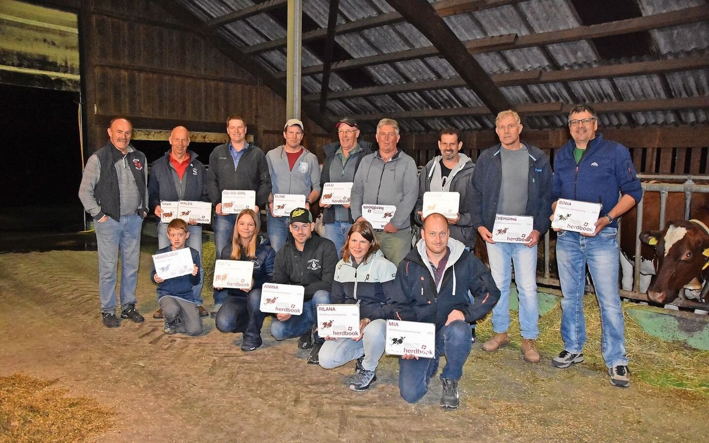 Die stolzen Züchterinnen und Züchter wurden geehrt für ihre 100 000er-Kühe. Mit Walter Rolli (links), Präsident der Vereinigung Seeländer Viehzuchtgenossenschaften.
