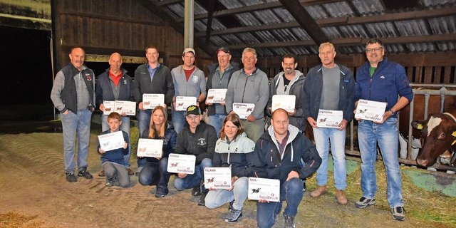 Die stolzen Züchterinnen und Züchter wurden geehrt für ihre 100 000er-Kühe. Mit Walter Rolli (links), Präsident der Vereinigung Seeländer Viehzuchtgenossenschaften.