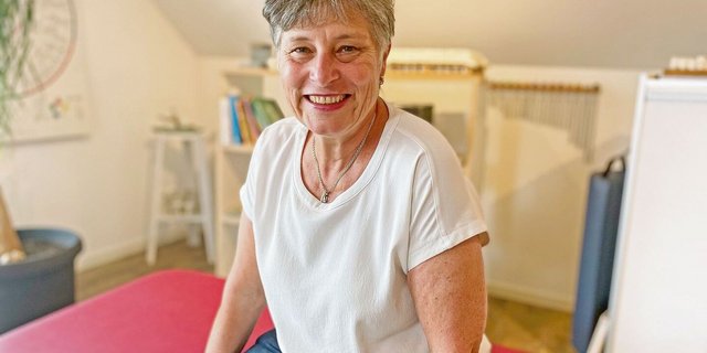 Priska von Ballmoos in ihrer Kinesiologie-Praxis: Für Gesundheitsfragen interessierte sich die Bäuerin, deren Eltern ein Schuhgeschäft führten, schon von jung auf.  