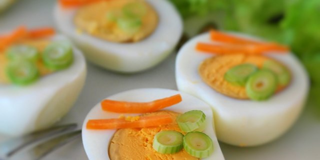 Das eher kühle Wetter des vergangenen Monats lud eher zum Kochen und Backen als zum Grillieren ein – das kommt dem Eiermarkt zu Gute. (Bild RitaE /Pixabay)