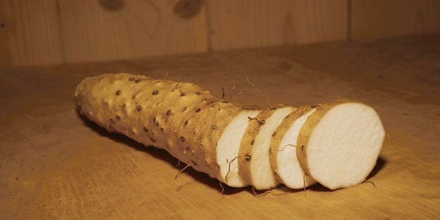 Die Yamswurzel enthält Antioxidantien, daher bleiben die Schnittflächen weiss.