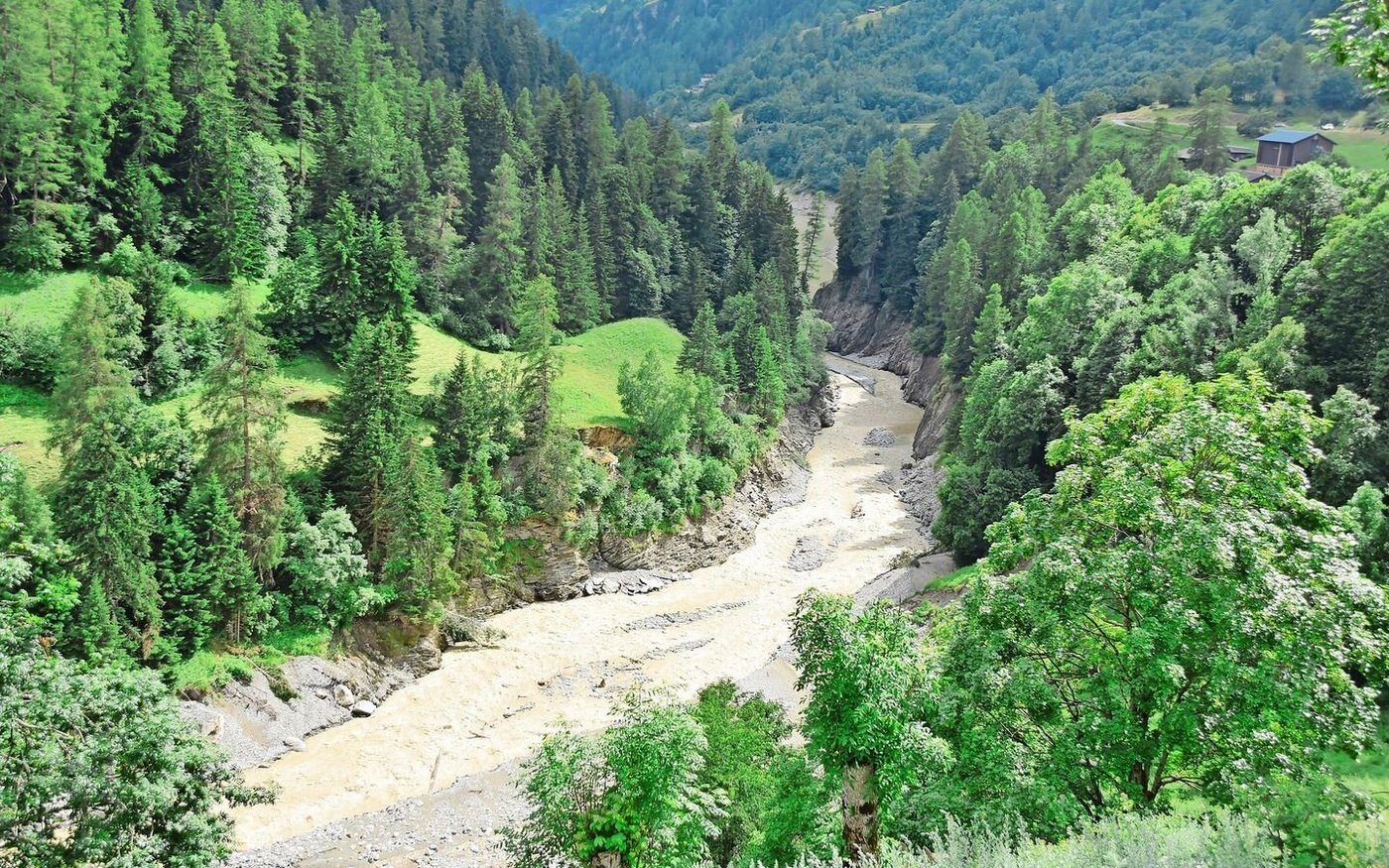 Nach der Bergsturz bildeten sich aus dem aufgestauten Wasser der Lonza Stauseen. Am Montag führte die Lonza immer noch viel Wasser.