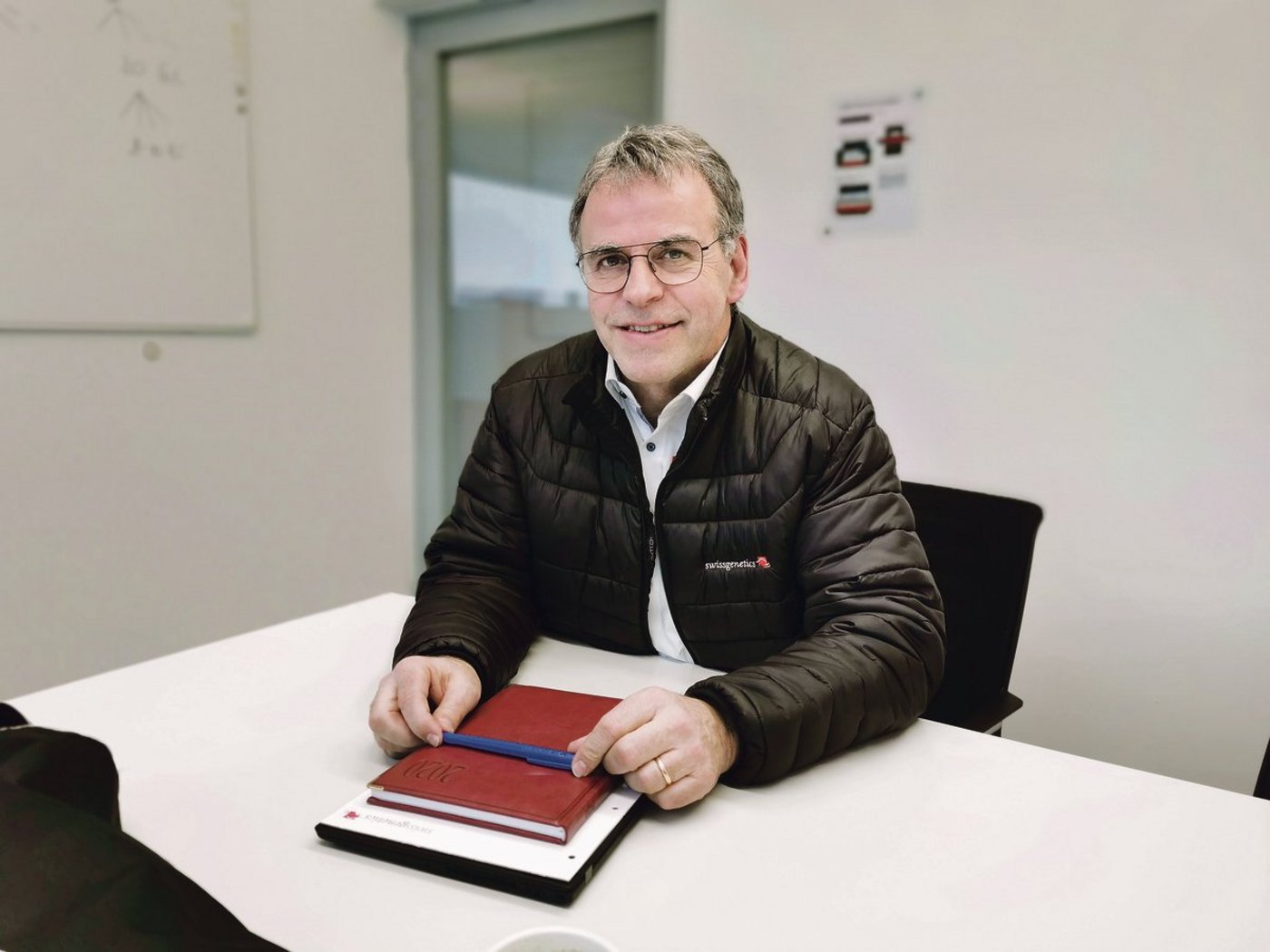 Der CEO bei Swissgenetics, Christoph Böbner, geniesst es, wieder näher bei der produzierenden Landwirtschaft zu sein.(Bild Simone Barth)