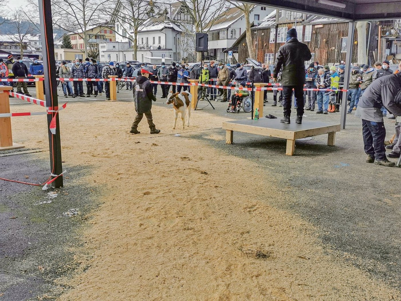 Trotz Corona und Mundschutz zeigten sich die Käufer in Burgdorf kauffreudig, was auch auf das gute Angebot zurückzuführen ist.(Bild Daniela Joder)