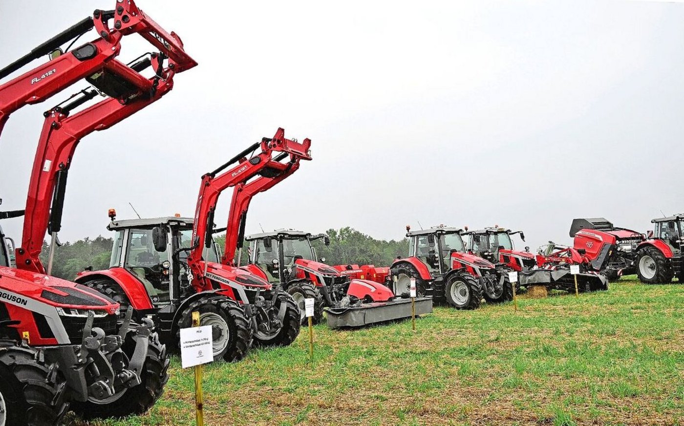 Das bernische Hellsau wurde Mitte der Woche zum Mekka der MF-Fan-Gemeinschaft. Zum Einsatz kam wegen des Regens aber nur ein Traktor. Nämlich, um parkierte Autos aus dem Schlamm zu ziehen. 